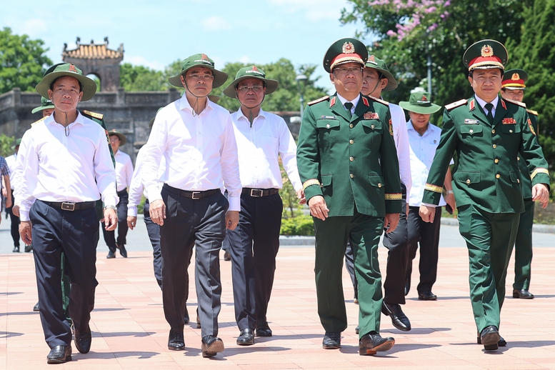 Thủ tướng Lê Minh Hưng tưởng niệm các anh hùng liệt sĩ tại các 'địa chỉ đỏ' ở Quảng Trị- Ảnh 7.