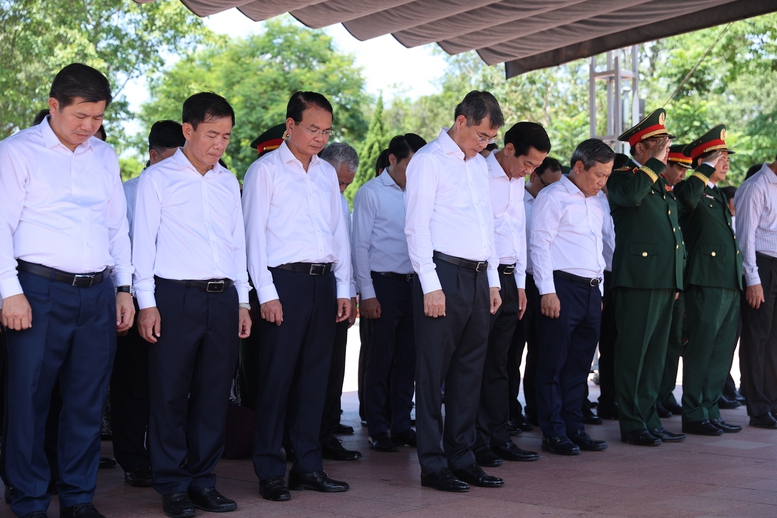 Thủ tướng Lê Minh Hưng tưởng niệm các anh hùng liệt sĩ tại các 'địa chỉ đỏ' ở Quảng Trị- Ảnh 9.