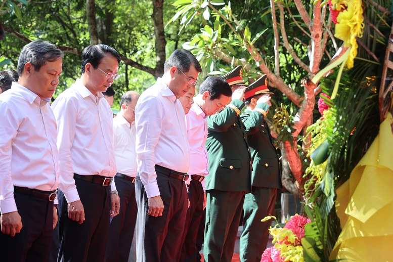 Thủ tướng Lê Minh Hưng tưởng niệm các anh hùng liệt sĩ tại các 'địa chỉ đỏ' ở Quảng Trị- Ảnh 12.