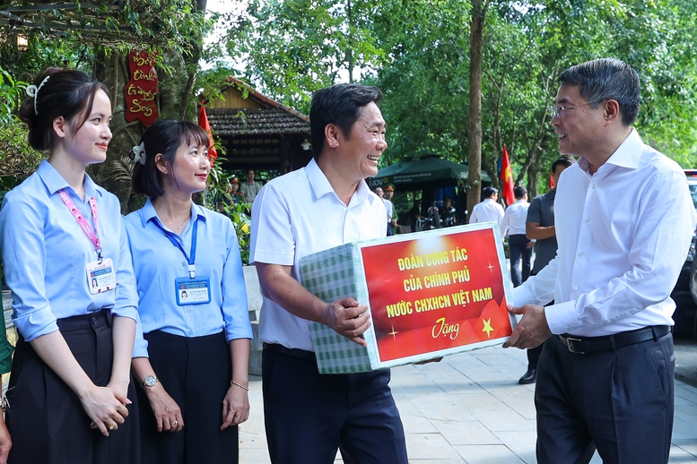 Thủ tướng Lê Minh Hưng tưởng niệm các anh hùng liệt sĩ tại các 'địa chỉ đỏ' ở Quảng Trị- Ảnh 15.