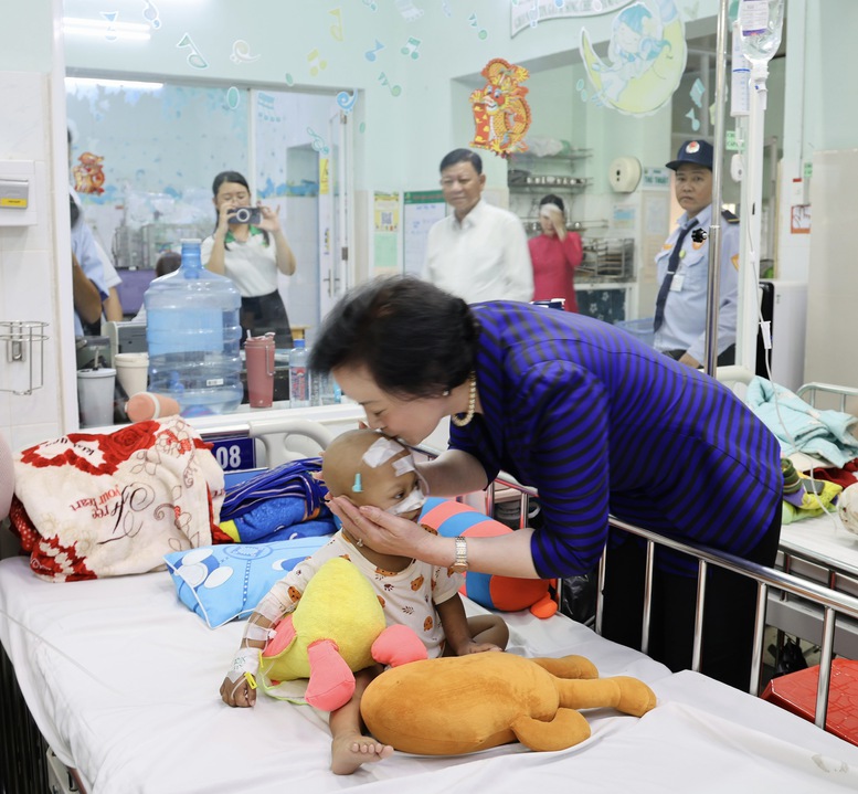 Phó Thủ tướng Phạm Thị Thanh Trà thăm bệnh nhi ung thư tại Bệnh viện Nhi đồng 2- Ảnh 4.