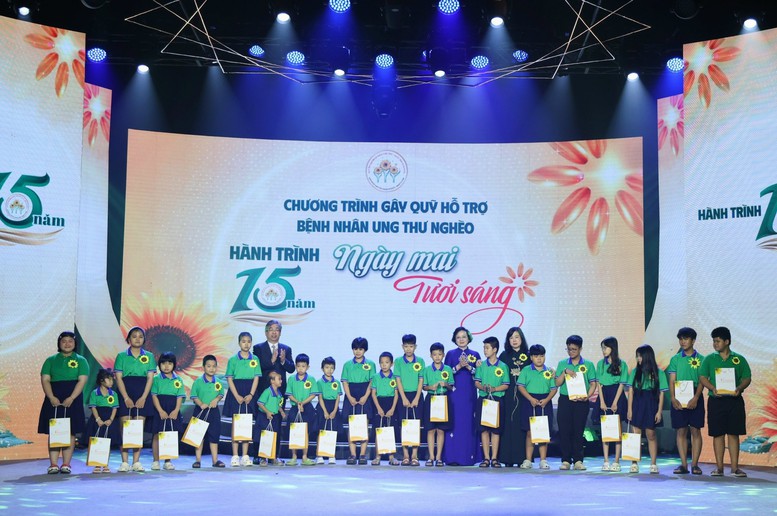 Không để bệnh nhân ung thư nghèo đơn độc trong cuộc chiến giành giật sự sống- Ảnh 2.