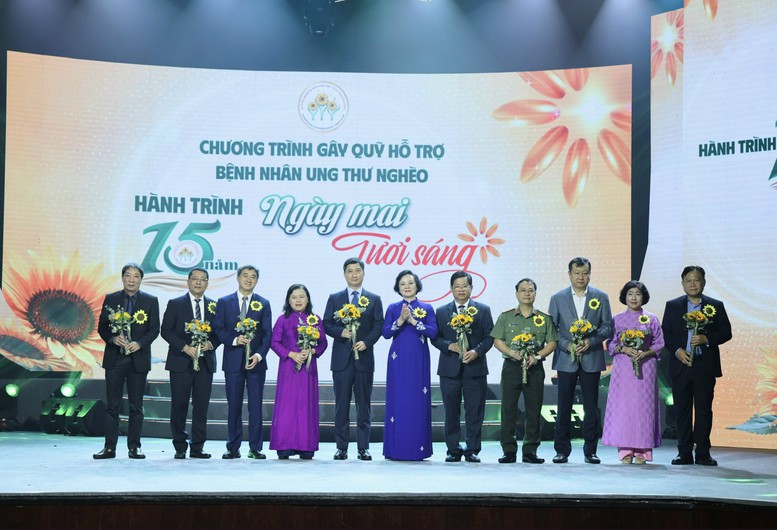 Không để bệnh nhân ung thư nghèo đơn độc trong cuộc chiến giành giật sự sống- Ảnh 3.
