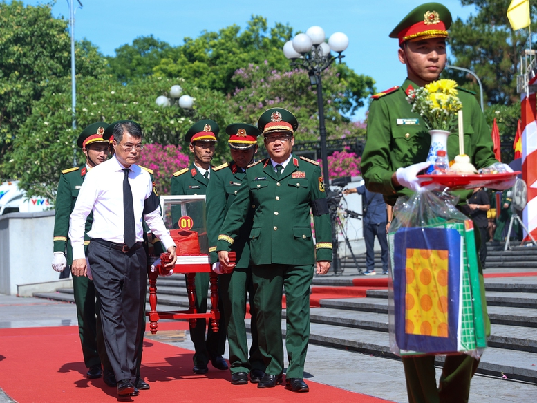 Thủ tướng dự lễ viếng, truy điệu và an táng hài cốt liệt sĩ tại Quảng Trị- Ảnh 1.