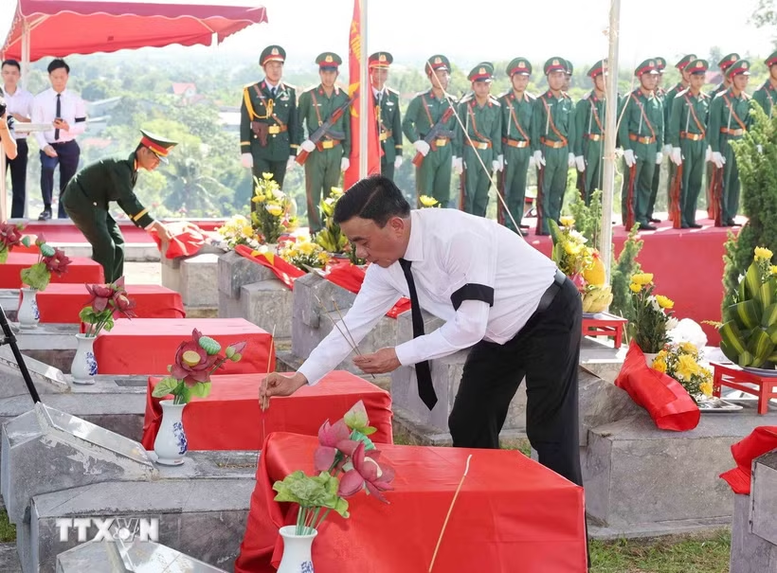 Thường trực Ban Bí thư dự Lễ truy điệu, an táng hài cốt liệt sĩ tại tỉnh Hà Tĩnh- Ảnh 1.