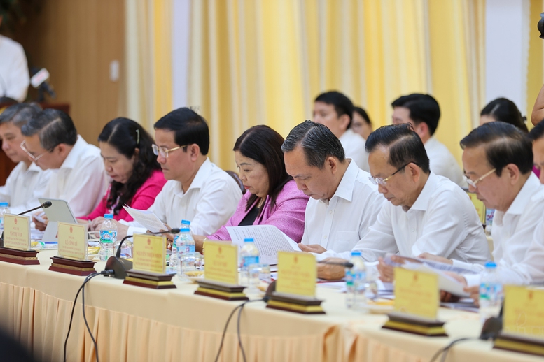 Thủ tướng Lê Minh Hưng: Cần Thơ cần đổi mới mạnh mẽ tư duy, quyết tâm, nỗ lực cao hơn rất nhiều để bứt phá- Ảnh 9. Thủ tướng Lê Minh Hưng: Cần Thơ cần đổi mới mạnh mẽ tư duy, quyết tâm, nỗ lực cao hơn rất nhiều để bứt phá- Ảnh 9.