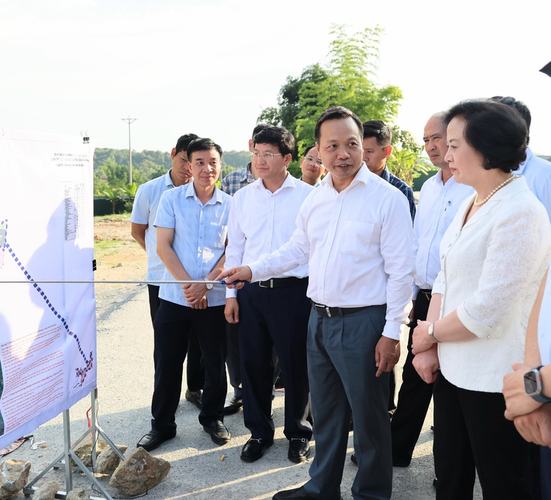Phó Thủ tướng Phạm Thị Thanh Trà dâng hương tưởng niệm tại nơi đặt Sở Chỉ huy Chiến dịch Điện Biên Phủ- Ảnh 5.