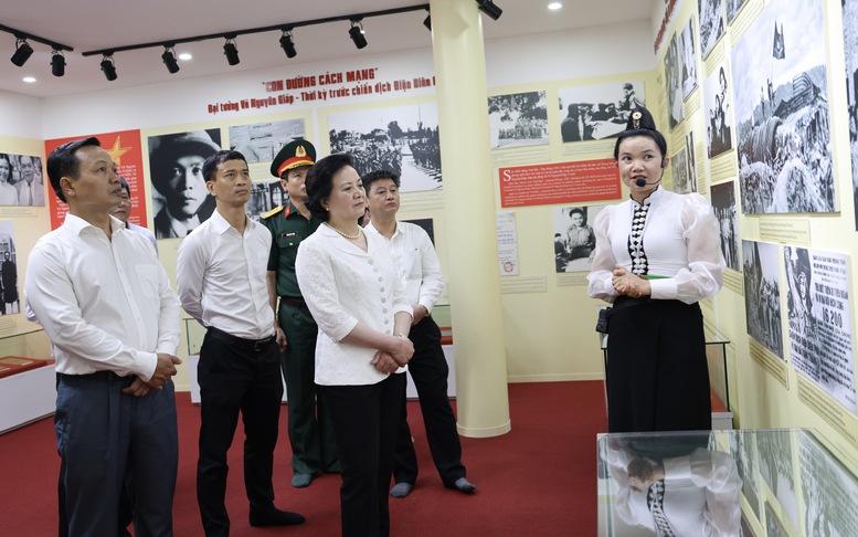 Phó Thủ tướng Phạm Thị Thanh Trà dâng hương tưởng niệm tại nơi đặt Sở Chỉ huy Chiến dịch Điện Biên Phủ