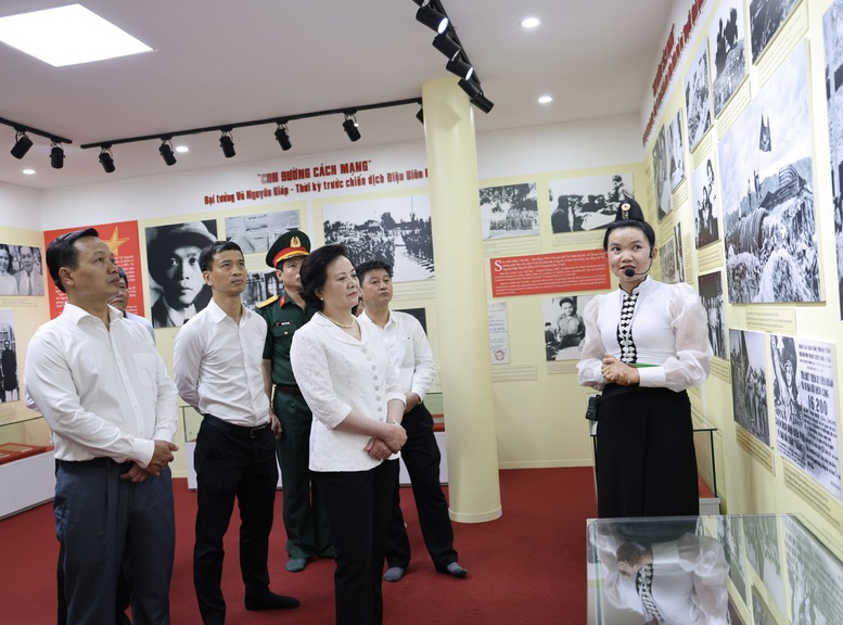 Phó Thủ tướng Phạm Thị Thanh Trà dâng hương tưởng niệm tại nơi đặt Sở Chỉ huy Chiến dịch Điện Biên Phủ- Ảnh 3.