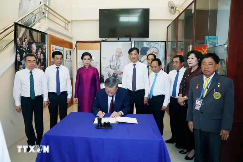 Tổng Bí thư, Chủ tịch nước và Phu nhân thăm Khu di tích Chủ tịch Hồ Chí Minh ở Udon Thani- Ảnh 5.