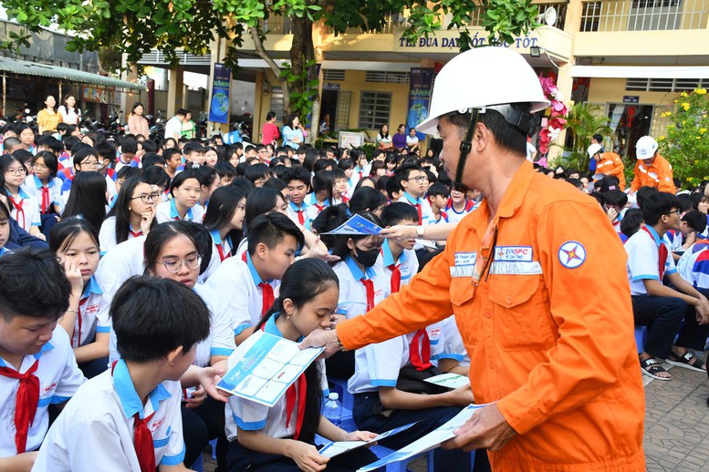 EVNSPC: Tăng cường thực hành tiết kiệm điện tại nơi làm việc- Ảnh 1. EVNSPC: Tăng cường thực hành tiết kiệm điện tại nơi làm việc- Ảnh 1.