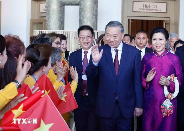 Tổng Bí thư, Chủ tịch nước Tô Lâm gặp gỡ cộng đồng người Việt Nam tại Thái Lan- Ảnh 1.