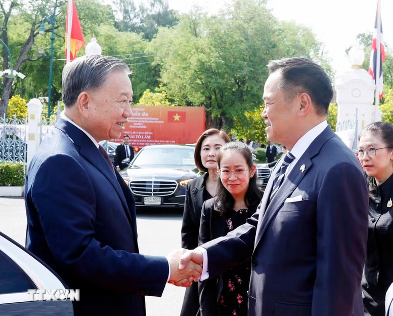 Lễ đón trọng thể Tổng Bí thư, Chủ tịch nước và Phu nhân thăm chính thức Vương quốc Thái Lan- Ảnh 1.