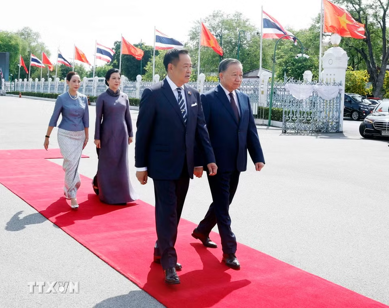 Lễ đón trọng thể Tổng Bí thư, Chủ tịch nước và Phu nhân thăm chính thức Vương quốc Thái Lan- Ảnh 2.
