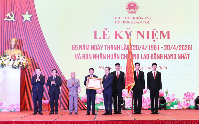 Bảo đảm chính sách dân tộc được thể hiện đầy đủ, thực chất trong từng dự án luật, nghị quyết
