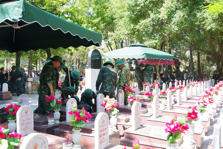 Lấy mẫu phẩm các phần mộ chưa xác định thông tin tại Nghĩa trang Liệt sĩ Quốc gia Trường Sơn- Ảnh 3.
