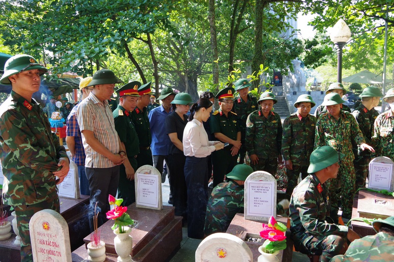 Lấy mẫu phẩm các phần mộ chưa xác định thông tin tại Nghĩa trang Liệt sĩ Quốc gia Trường Sơn- Ảnh 2.