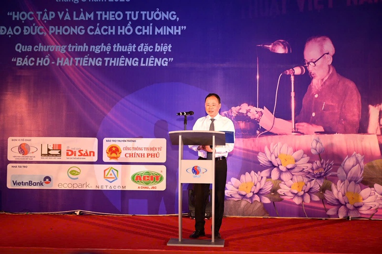 Đổi mới sinh hoạt chính trị qua chương trình nghệ thuật đặc biệt 'Bác Hồ - Hai tiếng thiêng liêng'- Ảnh 1. Đổi mới sinh hoạt chính trị qua chương trình nghệ thuật đặc biệt 'Bác Hồ - Hai tiếng thiêng liêng'- Ảnh 1.