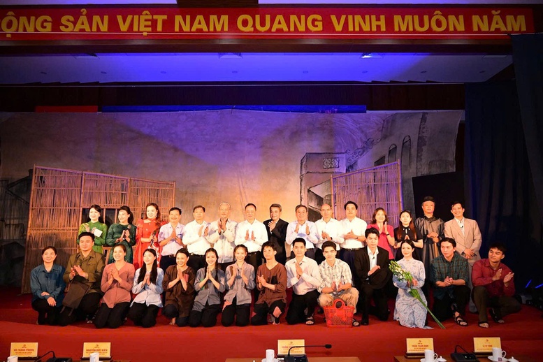 Đổi mới sinh hoạt chính trị qua chương trình nghệ thuật đặc biệt 'Bác Hồ - Hai tiếng thiêng liêng'- Ảnh 3. Đổi mới sinh hoạt chính trị qua chương trình nghệ thuật đặc biệt 'Bác Hồ - Hai tiếng thiêng liêng'- Ảnh 3.