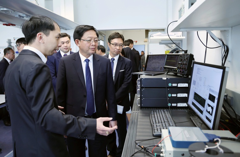 Phó Thủ tướng Hồ Quốc Dũng thăm Đại học hàng đầu Kazakhstan và Trung tâm đổi mới sáng tạo Astana Hub- Ảnh 2.