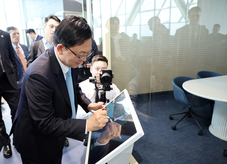 Phó Thủ tướng Hồ Quốc Dũng thăm Đại học hàng đầu Kazakhstan và Trung tâm đổi mới sáng tạo Astana Hub- Ảnh 5.