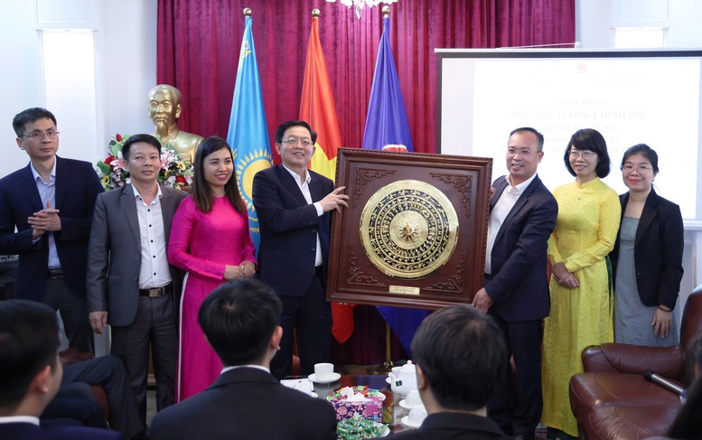 Phó Thủ tướng Hồ Quốc Dũng thăm Đại học hàng đầu Kazakhstan và Trung tâm đổi mới sáng tạo Astana Hub- Ảnh 9.