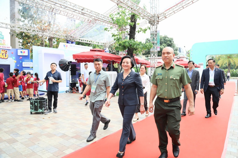 Ph&oacute; Thủ tướng Phạm Thị Thanh Tr&agrave;: Kh&ocirc;ng để trẻ em đối diện với tổn thương trong thế giới ảo- Ảnh 1.