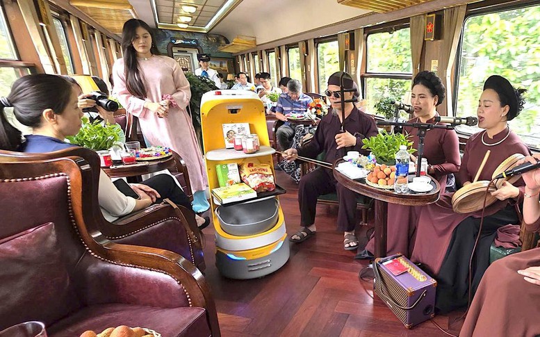 Đường sắt thử nghiệm robot công nghệ Al phục vụ đón khách trên tàu