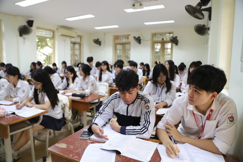 Thi tốt nghiệp THPT 2026: Thí sinh đăng ký miễn thi ngoại ngữ giảm mạnh - Ảnh 2.