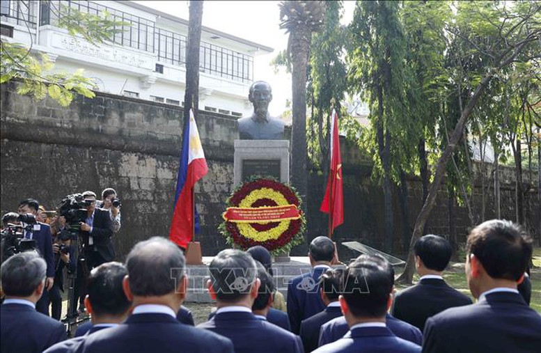 Tổng Bí thư, Chủ tịch nước Tô Lâm dâng hoa tại Tượng đài Chủ tịch Hồ Chí Minh ở Philippines- Ảnh 4. Tổng Bí thư, Chủ tịch nước Tô Lâm dâng hoa tại Tượng đài Chủ tịch Hồ Chí Minh ở Philippines- Ảnh 4.