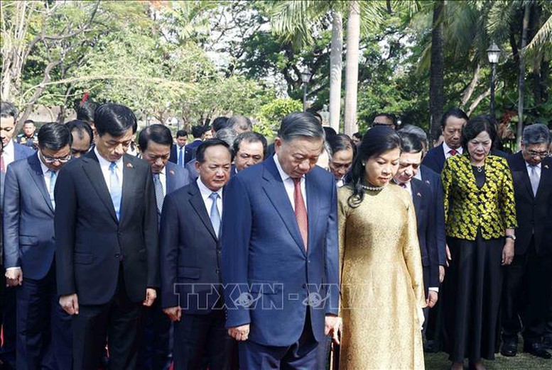 Tổng Bí thư, Chủ tịch nước Tô Lâm dâng hoa tại Tượng đài Chủ tịch Hồ Chí Minh ở Philippines- Ảnh 3. Tổng Bí thư, Chủ tịch nước Tô Lâm dâng hoa tại Tượng đài Chủ tịch Hồ Chí Minh ở Philippines- Ảnh 3.