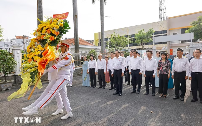 Chủ tịch Quốc hội Trần Thanh Mẫn dâng hương tại Di tích lịch sử văn hóa quốc gia Dinh quận Hóc Môn