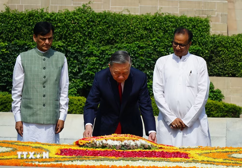 Tổng Bí thư, Chủ tịch nước Tô Lâm đặt vòng hoa tại Khu tưởng niệm Mahatma Gandhi và Tượng Chủ tịch Hồ Chí Minh- Ảnh 1.