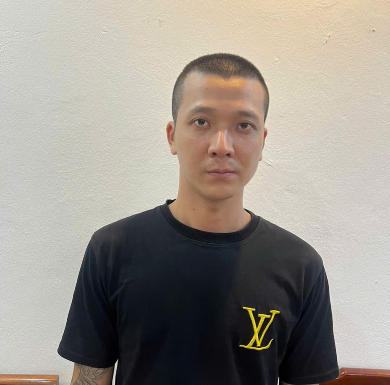 Bắt giữ đối tượng dùng dao đe doạ hai vợ chồng tại bến chờ xe buýt- Ảnh 1.