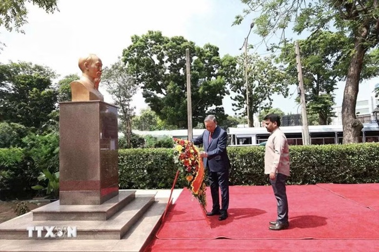 Tổng Bí thư, Chủ tịch nước Tô Lâm dâng hoa tại Tượng Chủ tịch Hồ Chí Minh ở Colombo- Ảnh 2.