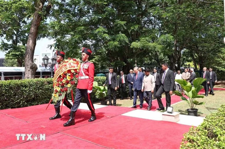 Tổng Bí thư, Chủ tịch nước Tô Lâm dâng hoa tại Tượng Chủ tịch Hồ Chí Minh ở Colombo- Ảnh 1.