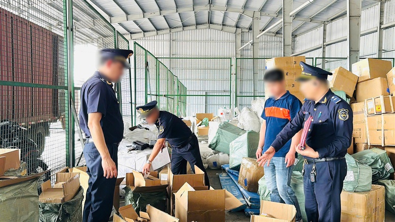 Hải quan phát hiện gần 15.000 mỹ phẩm, hàng hiệu nghi giả mạo- Ảnh 1.
