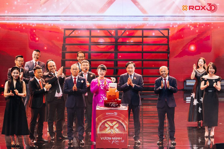 ROX30 Concert: Bản giao hưởng của ký ức, ánh sáng và khát vọng Việt- Ảnh 1.