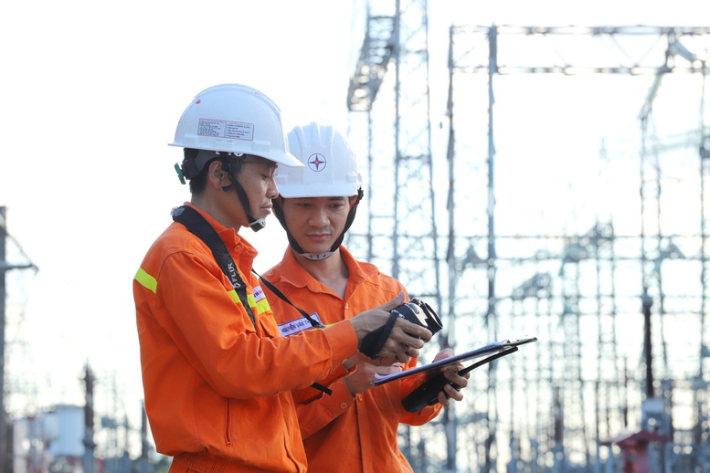 Vượt nắng nóng lịch sử, EVNNPT giữ vững huyết mạch truyền tải điện miền Bắc- Ảnh 2. Vượt nắng nóng lịch sử, EVNNPT giữ vững huyết mạch truyền tải điện miền Bắc- Ảnh 2.