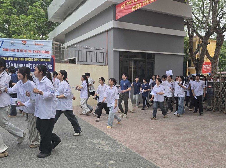 Thí sinh đánh giá đề thi Toán tốt nghiệp 2026 không quá khó- Ảnh 1.