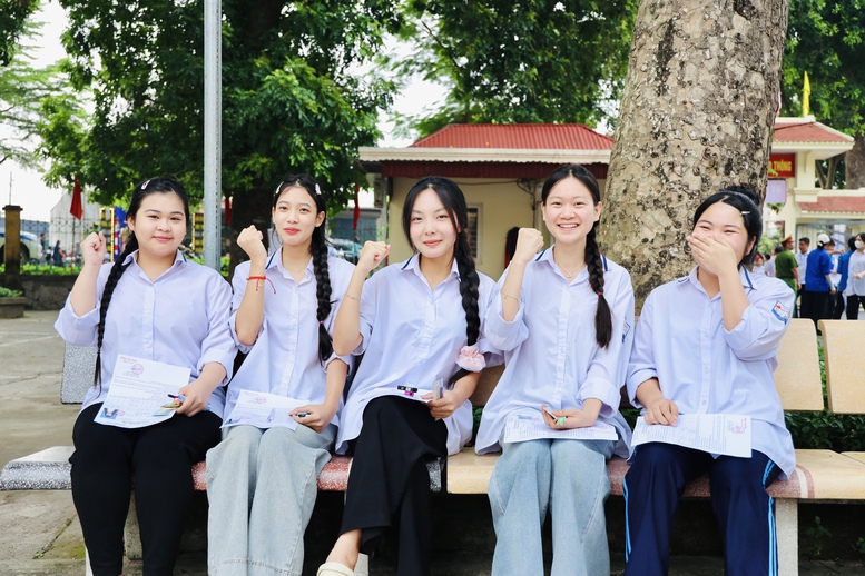 Kiểm tra trước giờ làm bài thi đầu tiên, Bộ trưởng GD&ĐT đánh giá công tác chuẩn bị- Ảnh 2. Kiểm tra trước giờ làm bài thi đầu tiên, Bộ trưởng GD&ĐT đánh giá công tác chuẩn bị- Ảnh 2.
