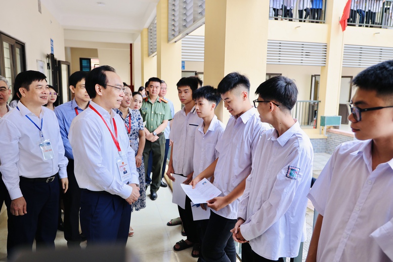 Kiểm tra trước giờ làm bài thi đầu tiên, Bộ trưởng GD&ĐT đánh giá công tác chuẩn bị- Ảnh 1. Kiểm tra trước giờ làm bài thi đầu tiên, Bộ trưởng GD&ĐT đánh giá công tác chuẩn bị- Ảnh 1.