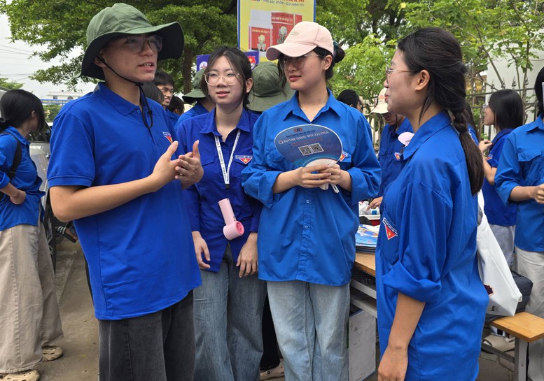 Khép lại kỳ thi tốt nghiệp THPT 2026: Nhiều cung bậc cảm xúc- Ảnh 4.