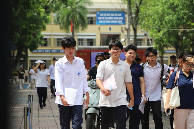 Khép lại kỳ thi tốt nghiệp THPT 2026: Nhiều cung bậc cảm xúc- Ảnh 1.