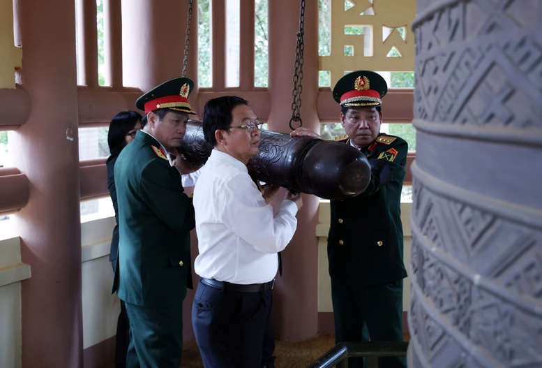 Phó Thủ tướng Hồ Quốc Dũng dự Lễ truy điệu, an táng hài cốt liệt sĩ tại xã Đức Cơ, Gia Lai- Ảnh 1. Phó Thủ tướng Hồ Quốc Dũng dự Lễ truy điệu, an táng hài cốt liệt sĩ tại xã Đức Cơ, Gia Lai- Ảnh 1.