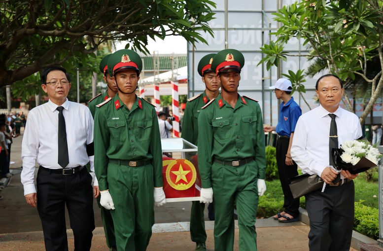Phó Thủ tướng Hồ Quốc Dũng dự Lễ truy điệu, an táng hài cốt liệt sĩ tại xã Đức Cơ, Gia Lai- Ảnh 5. Phó Thủ tướng Hồ Quốc Dũng dự Lễ truy điệu, an táng hài cốt liệt sĩ tại xã Đức Cơ, Gia Lai- Ảnh 5.