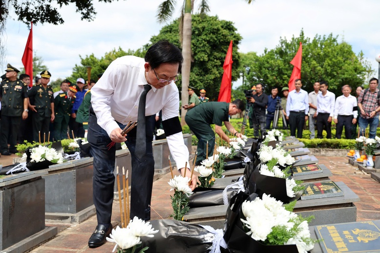 Phó Thủ tướng Hồ Quốc Dũng dự Lễ truy điệu, an táng hài cốt liệt sĩ tại xã Đức Cơ, Gia Lai- Ảnh 6. Phó Thủ tướng Hồ Quốc Dũng dự Lễ truy điệu, an táng hài cốt liệt sĩ tại xã Đức Cơ, Gia Lai- Ảnh 6.