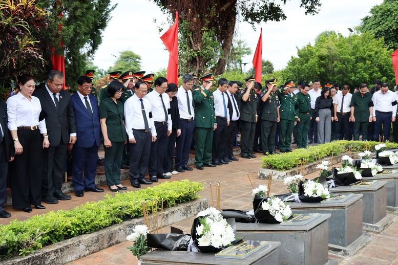 Phó Thủ tướng Hồ Quốc Dũng dự Lễ truy điệu, an táng hài cốt liệt sĩ tại xã Đức Cơ, Gia Lai- Ảnh 7. Phó Thủ tướng Hồ Quốc Dũng dự Lễ truy điệu, an táng hài cốt liệt sĩ tại xã Đức Cơ, Gia Lai- Ảnh 7.