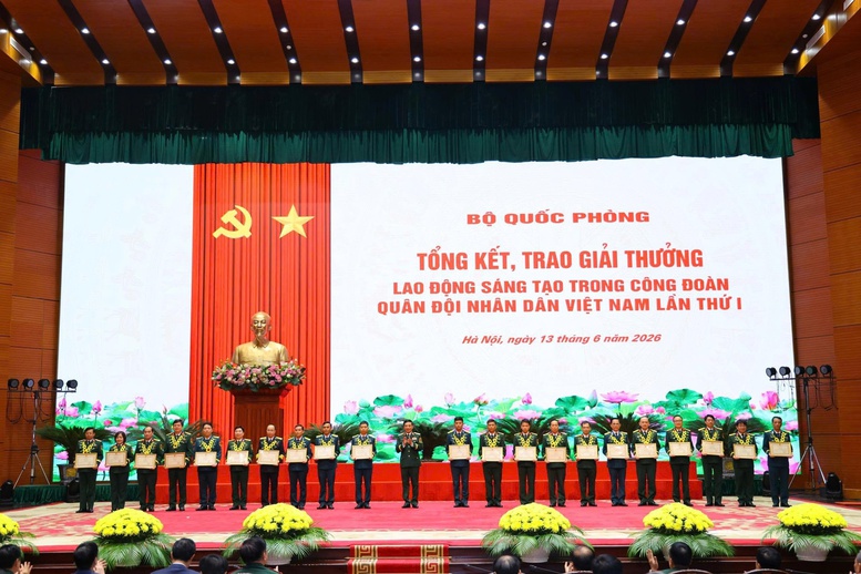 Đại tướng Phan Văn Giang dự Lễ trao Giải thưởng Lao động sáng tạo trong Công đoàn Quân đội lần thứ I- Ảnh 1.