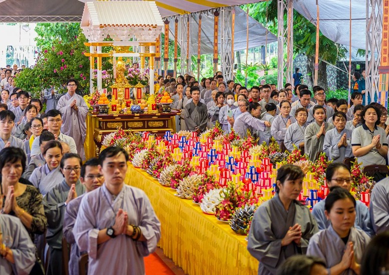 Lễ tưởng niệm, cầu siêu các anh hùng liệt sĩ tại Công viên Lê Thị Riêng- Ảnh 1. Lễ tưởng niệm, cầu siêu các anh hùng liệt sĩ tại Công viên Lê Thị Riêng- Ảnh 1.